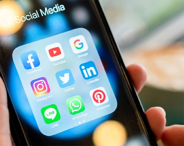 Pantalla de celular y diferentes logotipos de redes sociales